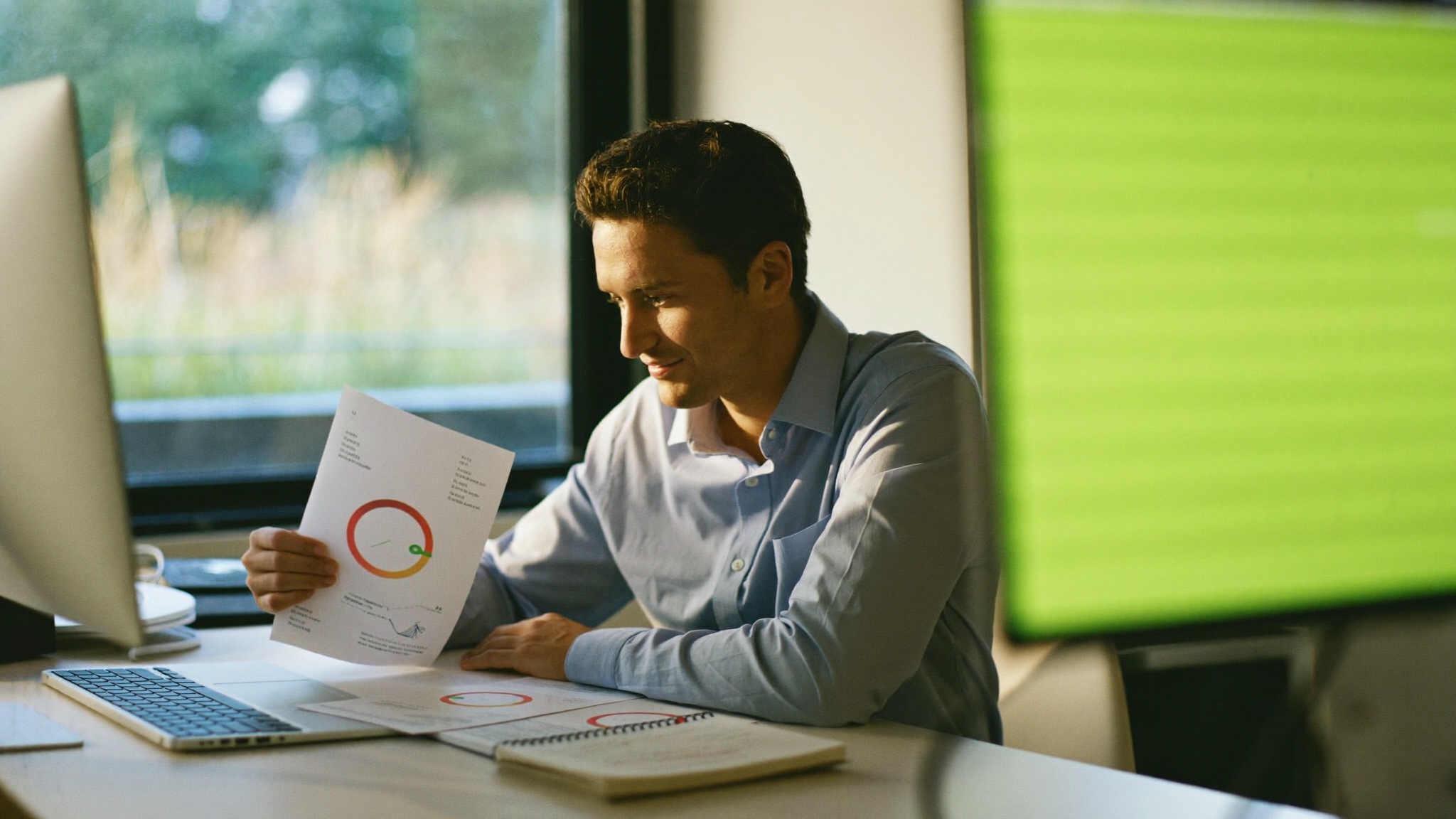 B2B-Entscheider wertet am Schreibtisch einen Kampagnen-Report aus, Sinnbild für Lead-Auswertung im B2B-Marketing
